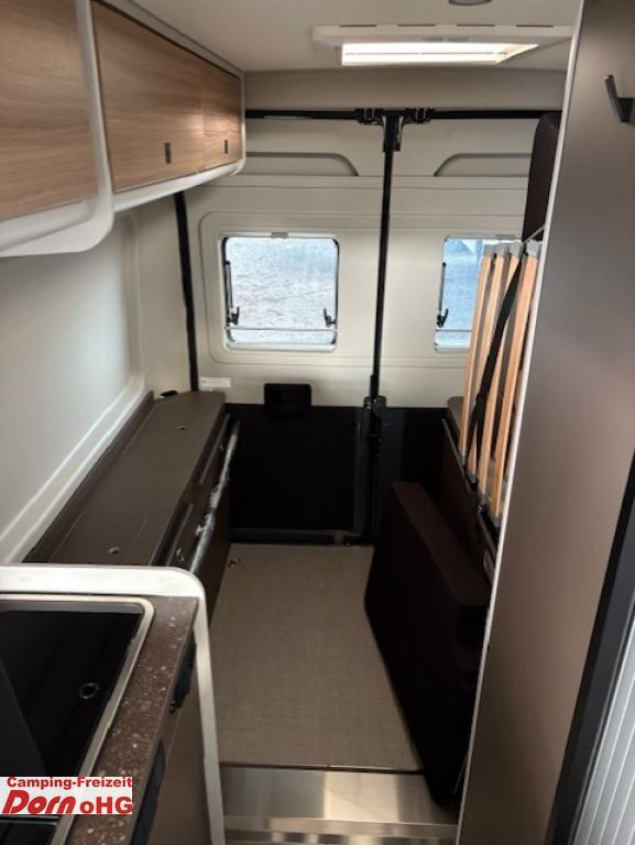 Camper van Bürstner B66 600 C Gästebett quer zur Sitzgruppe: picture 15