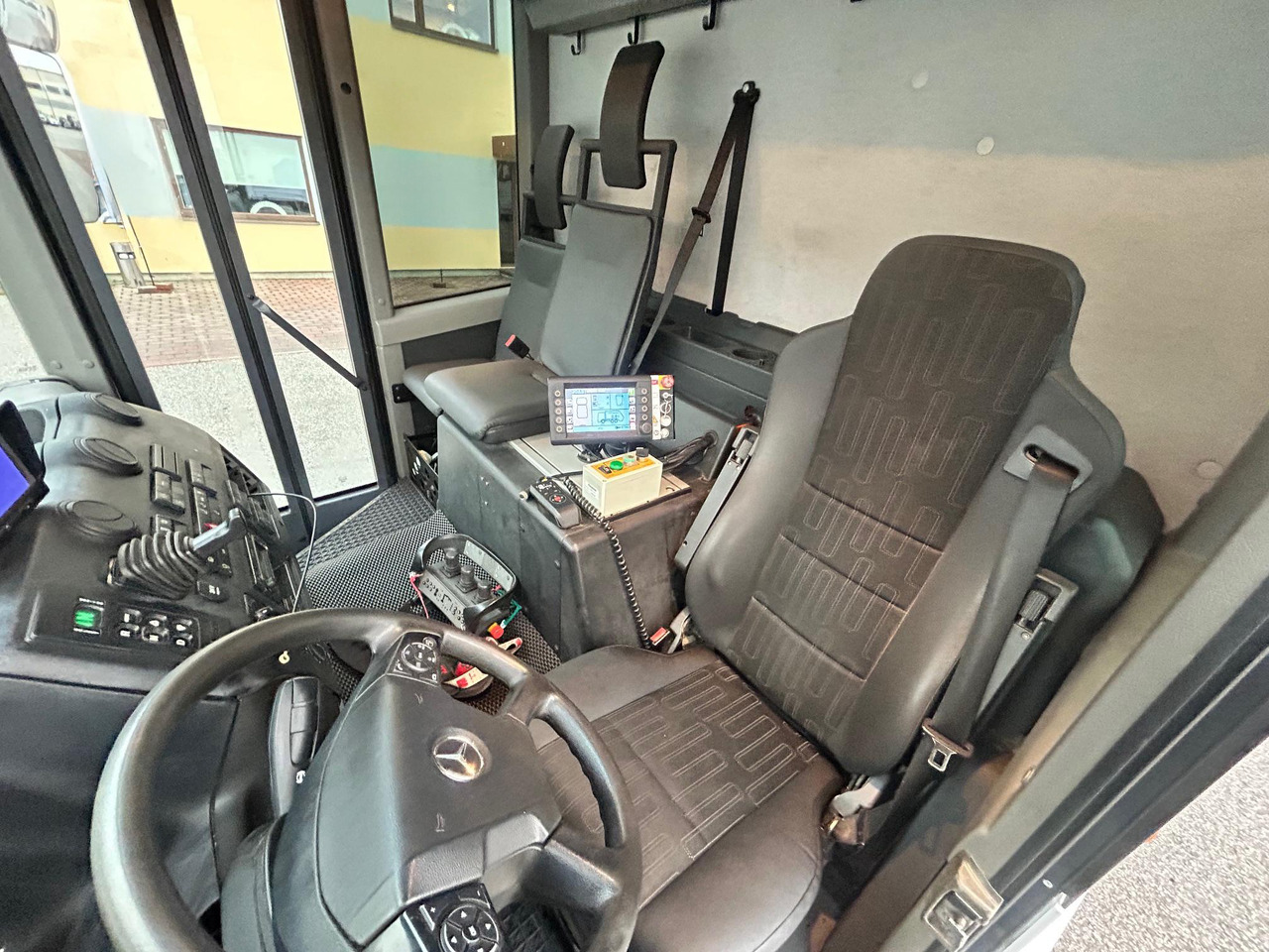 Garbage truck MERCEDES-BENZ ECONIC 2630: picture 12