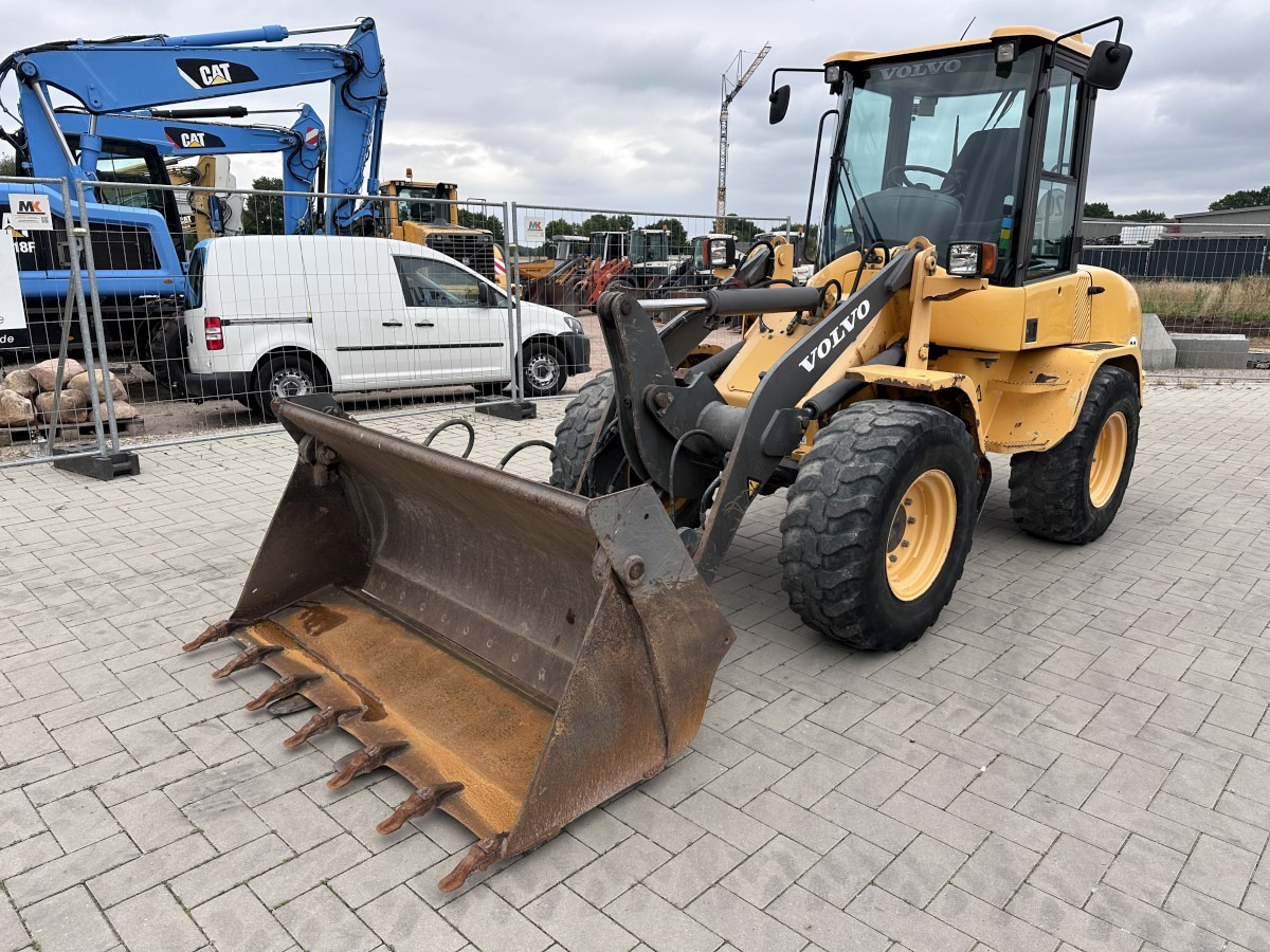 VOLVO L 30 B PRO 3er Kreis Klappschaufel+Palettengabel - Wheel loader: picture 3 VOLVO L 30 B PRO 3er Kreis Klappschaufel+Palettengabel - Wheel loader: picture 3