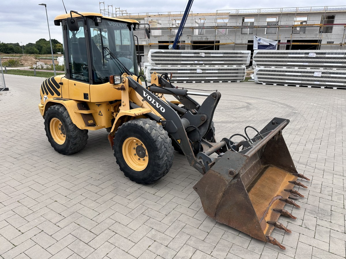 VOLVO L 30 B PRO 3er Kreis Klappschaufel+Palettengabel - Wheel loader: picture 4 VOLVO L 30 B PRO 3er Kreis Klappschaufel+Palettengabel - Wheel loader: picture 4