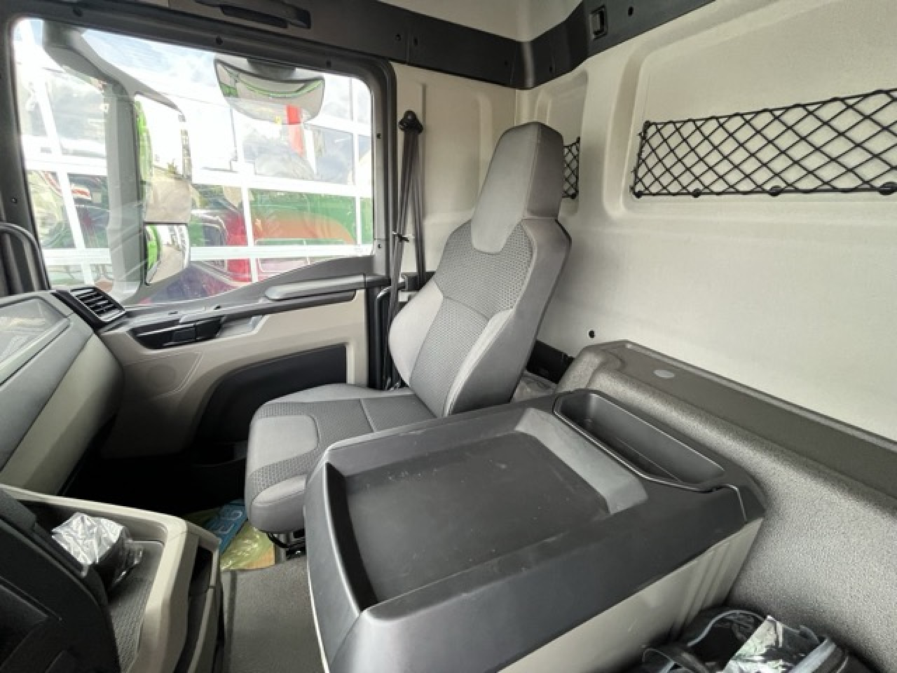 MAN 44.480 8x4 BB for Export outside EC Retarder Klima - Tipper van: picture 4 MAN 44.480 8x4 BB for Export outside EC Retarder Klima - Tipper van: picture 4