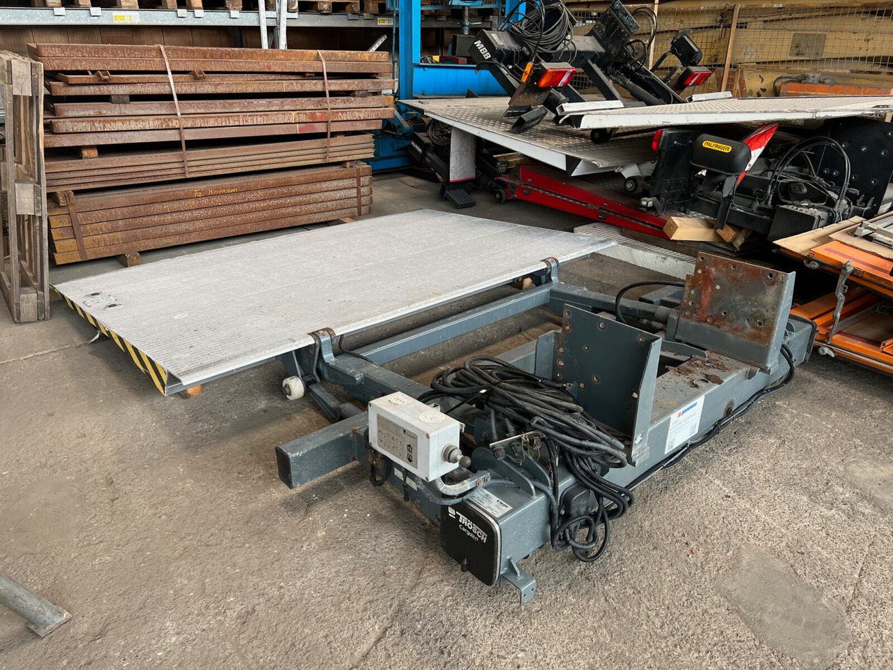 BC2000S4 Ladebordwand BC2000S4 Ladebordwand, Ex-Schweizer Armee - Tail lift: picture 2 BC2000S4 Ladebordwand BC2000S4 Ladebordwand, Ex-Schweizer Armee - Tail lift: picture 2