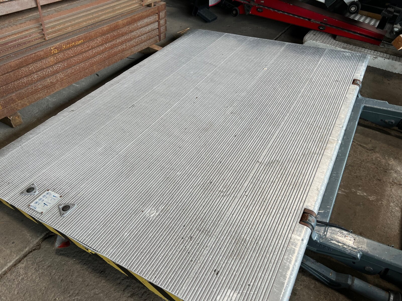 BC2000S4 Ladebordwand BC2000S4 Ladebordwand, Ex-Schweizer Armee - Tail lift: picture 4 BC2000S4 Ladebordwand BC2000S4 Ladebordwand, Ex-Schweizer Armee - Tail lift: picture 4