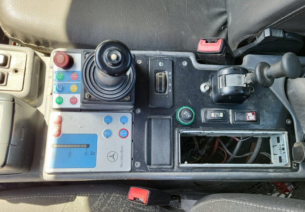 Unimog U 20 4x4 U 20 4x4, Zapfwelle, Kran Hiab 022D-3 HiDuo, Funk - Commercial truck: picture 4 Unimog U 20 4x4 U 20 4x4, Zapfwelle, Kran Hiab 022D-3 HiDuo, Funk - Commercial truck: picture 4