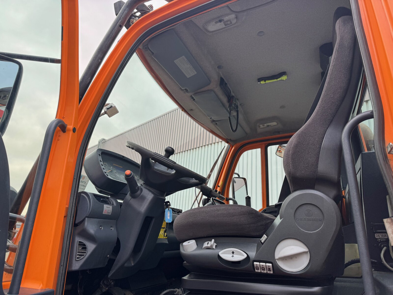 Unimog U 400 405/12 4x4 U 400 405/12 4x4, Kipper, Kommunalhydraulik, VarioPilot, Zapfwelle - Commercial truck: picture 5 Unimog U 400 405/12 4x4 U 400 405/12 4x4, Kipper, Kommunalhydraulik, VarioPilot, Zapfwelle - Commercial truck: picture 5