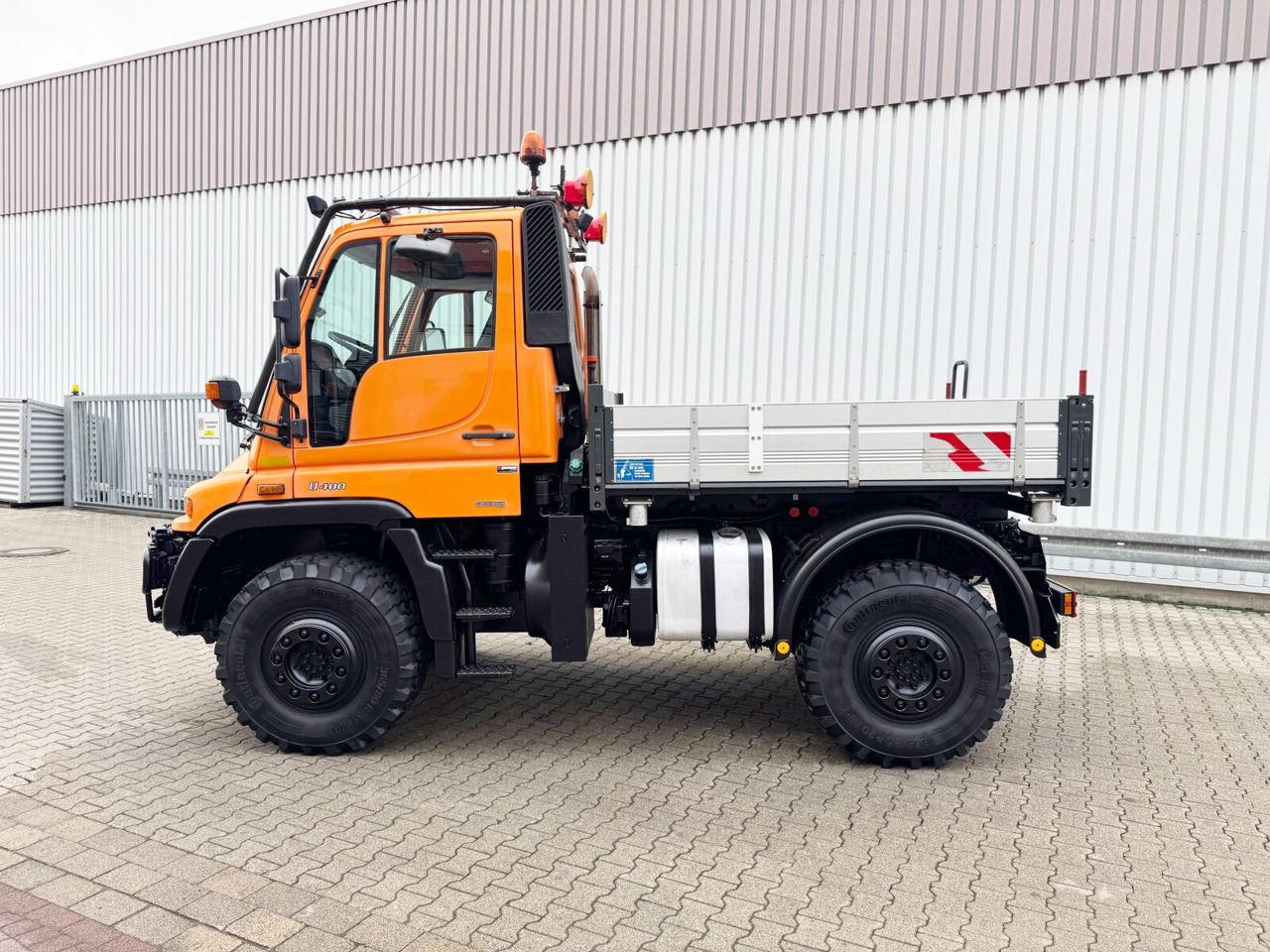 Unimog U 400 405/12 4x4 U 400 405/12 4x4, Kipper, Kommunalhydraulik, VarioPilot, Zapfwelle - Commercial truck: picture 2 Unimog U 400 405/12 4x4 U 400 405/12 4x4, Kipper, Kommunalhydraulik, VarioPilot, Zapfwelle - Commercial truck: picture 2