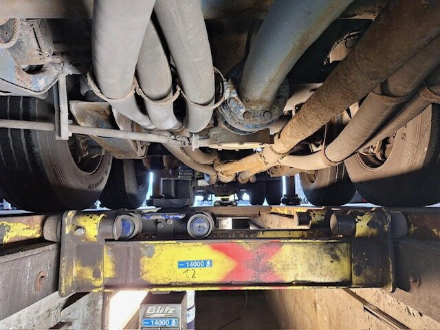 Feldbinder EUT 38.3-3 EUT 38.3-3, Liftachse, 3 Kammern, ca. 38.000l - Silo semi-trailer: picture 4 Feldbinder EUT 38.3-3 EUT 38.3-3, Liftachse, 3 Kammern, ca. 38.000l - Silo semi-trailer: picture 4