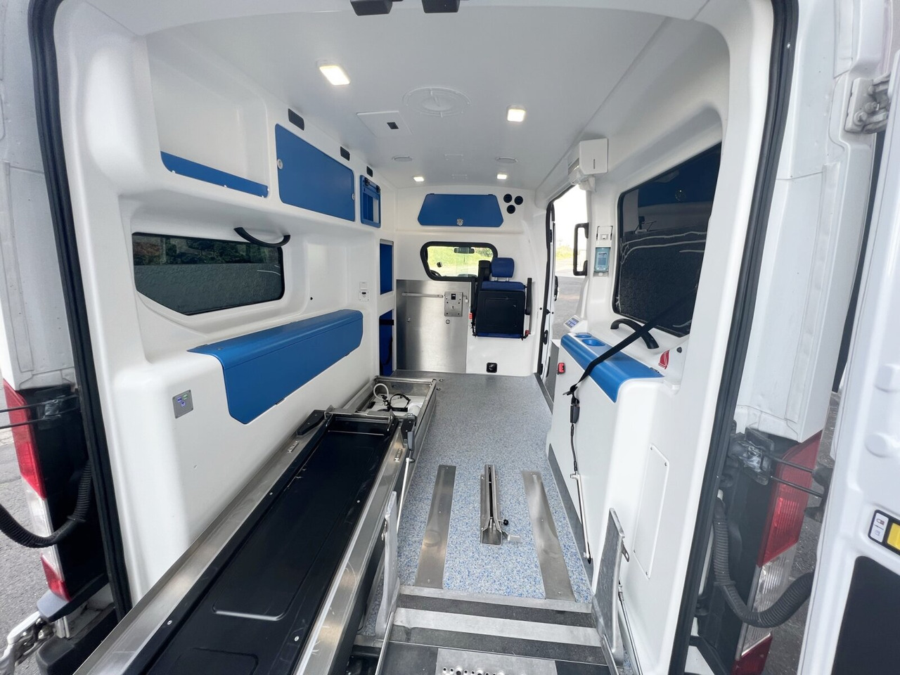 Ford Transit 2.2 TDCI 4x2 Transit 2.2 TDCI 4x2, Krankentransporter - Ambulance: picture 5 Ford Transit 2.2 TDCI 4x2 Transit 2.2 TDCI 4x2, Krankentransporter - Ambulance: picture 5