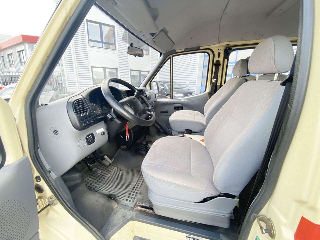 Interior photo 1: Ford Transit 2.5 4x2 Transit 2.5 4x2, Personentransporter, 8 Sitze leasing Ford Transit 2.5 4x2 Transit 2.5 4x2, Personentransporter, 8 Sitze