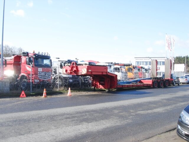 Goldhofer STZ -TL3-32/80 Goldhofer STZ-TL3-32/80 Nutzlast: 35 to., 5,85 m Tiefbett - Low loader semi-trailer: picture 2 Goldhofer STZ -TL3-32/80 Goldhofer STZ-TL3-32/80 Nutzlast: 35 to., 5,85 m Tiefbett - Low loader semi-trailer: picture 2