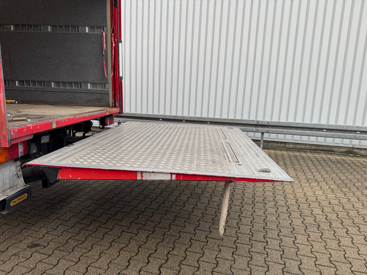 Box truck MAN TGM 15.290 4x2 LL TGM 15.290 4x2 LL, Topsleeper, LBW MBB, Möbelkoffer: picture 13 Box truck MAN TGM 15.290 4x2 LL TGM 15.290 4x2 LL, Topsleeper, LBW MBB, Möbelkoffer: picture 13