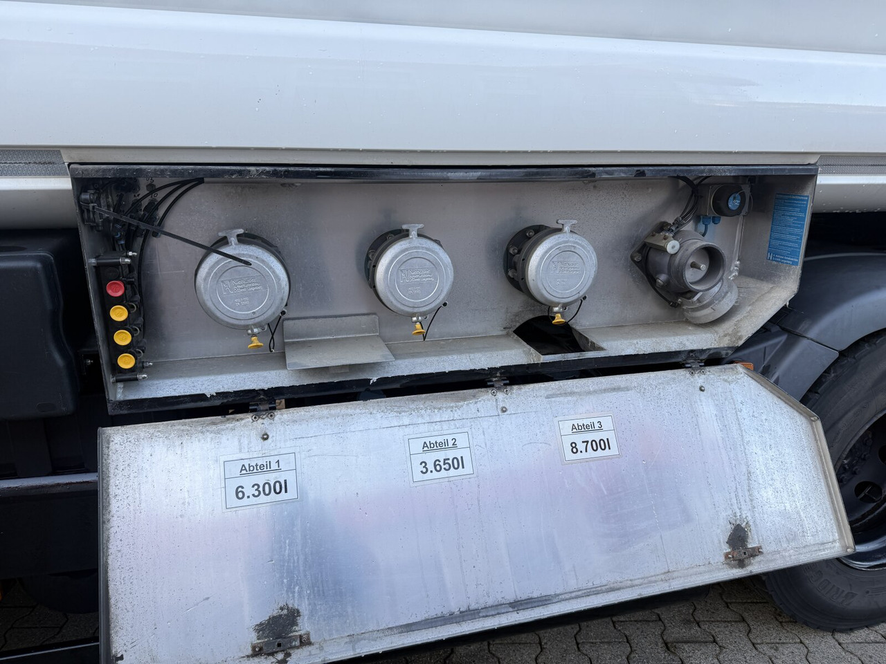 MAN TGS 26.440 6x2-4 BL TGS 26.440 6x2-4 BL, Lenk-/Liftachse, ADR, Esterer Tank ca. 20.340l, 3 Kammern - Tanker truck: picture 2 MAN TGS 26.440 6x2-4 BL TGS 26.440 6x2-4 BL, Lenk-/Liftachse, ADR, Esterer Tank ca. 20.340l, 3 Kammern - Tanker truck: picture 2