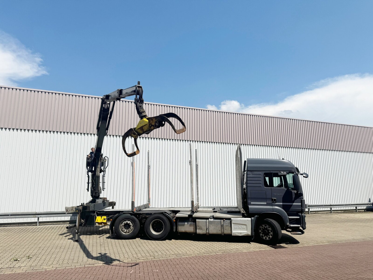 Logging truck, Crane truck MAN TGS 26.500 6X4H-4 BL TGS 26.500 6X4H-4 BL, PriTarder, HydroDrive, Lenk-/Lift, Heckkran Epsilon M130Z83: picture 13 Logging truck, Crane truck MAN TGS 26.500 6X4H-4 BL TGS 26.500 6X4H-4 BL, PriTarder, HydroDrive, Lenk-/Lift, Heckkran Epsilon M130Z83: picture 13