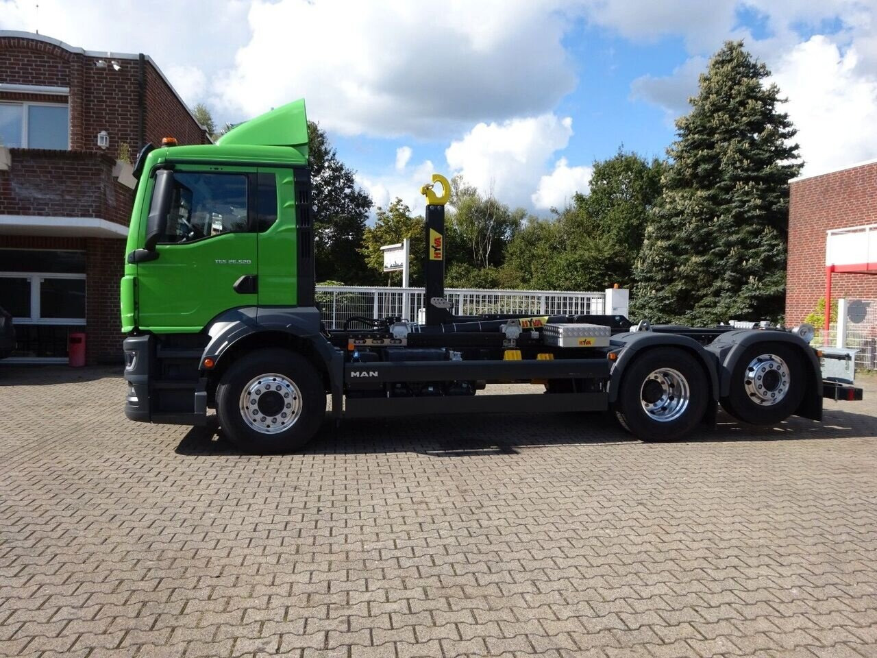 MAN TGS 26.520 6x2-2 BL TGS 26.520 6x2-2 BL, Liftachse - Hook lift truck: picture 2 MAN TGS 26.520 6x2-2 BL TGS 26.520 6x2-2 BL, Liftachse - Hook lift truck: picture 2