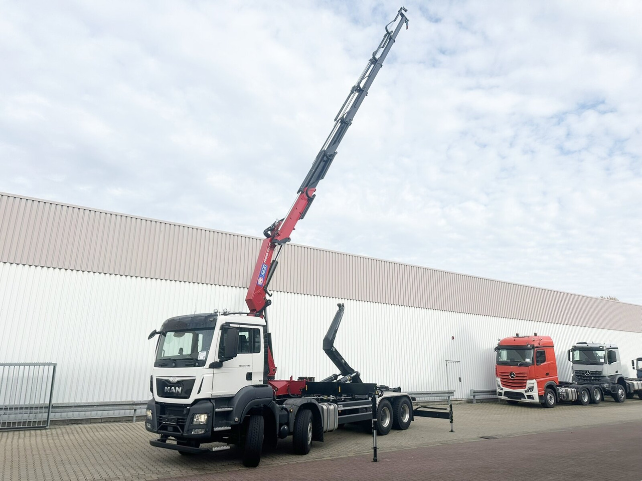MAN TGS 35.480 8X4 BL TGS 35.480 8X4 BL, Intarder, Kran HMF 3220-K6, 4-fach Abstützung, Funk - Hook lift truck, Crane truck: picture 1 MAN TGS 35.480 8X4 BL TGS 35.480 8X4 BL, Intarder, Kran HMF 3220-K6, 4-fach Abstützung, Funk - Hook lift truck, Crane truck: picture 1