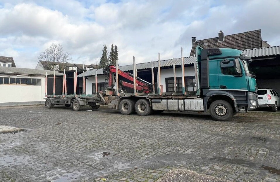 Mercedes-Benz Arocs 2651 L 6x4 Arocs 2651 L 6x4, Retarder, StreamSpace, Heckkran Epsilon M120L - Logging truck, Crane truck: picture 1 Mercedes-Benz Arocs 2651 L 6x4 Arocs 2651 L 6x4, Retarder, StreamSpace, Heckkran Epsilon M120L - Logging truck, Crane truck: picture 1