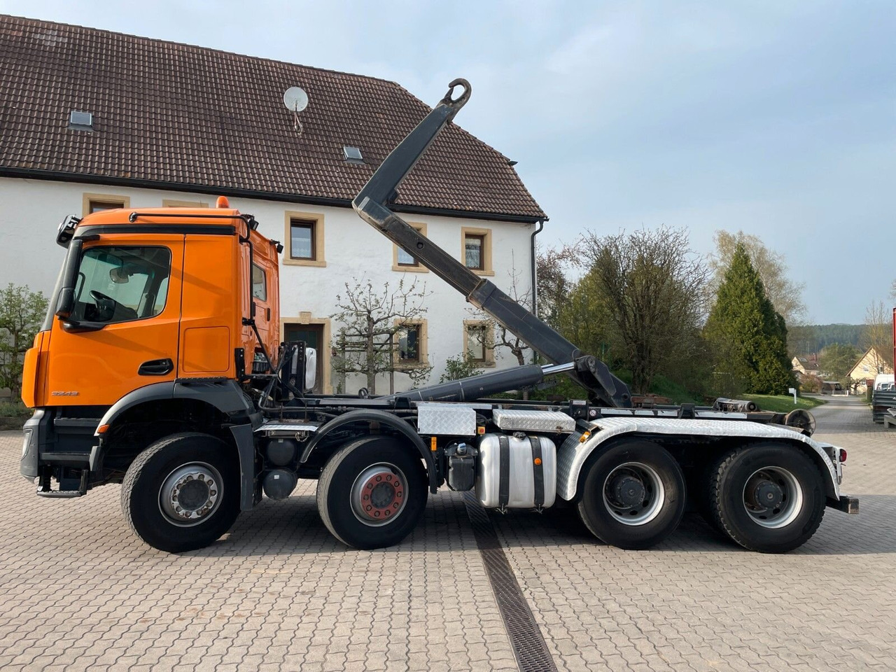 Mercedes-Benz Arocs 3243 LK 8x4/4 Arocs 3243 LK 8x4/4, Motorabtrieb - Hook lift truck: picture 2 Mercedes-Benz Arocs 3243 LK 8x4/4 Arocs 3243 LK 8x4/4, Motorabtrieb - Hook lift truck: picture 2