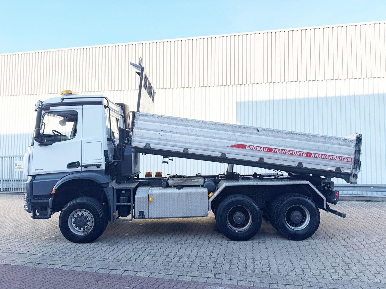 Tipper Mercedes-Benz Arocs 3351 AK 6x6 Arocs 3351 AK 6x6, Retarder, Grounder, Motorabtrieb, pneum. Heckklappenöffnung: picture 15 Tipper Mercedes-Benz Arocs 3351 AK 6x6 Arocs 3351 AK 6x6, Retarder, Grounder, Motorabtrieb, pneum. Heckklappenöffnung: picture 15