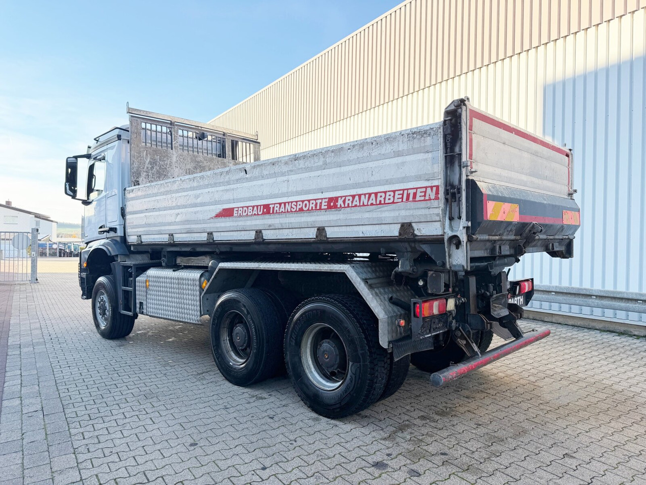Tipper Mercedes-Benz Arocs 3351 AK 6x6 Arocs 3351 AK 6x6, Retarder, Grounder, Motorabtrieb, pneum. Heckklappenöffnung: picture 14 Tipper Mercedes-Benz Arocs 3351 AK 6x6 Arocs 3351 AK 6x6, Retarder, Grounder, Motorabtrieb, pneum. Heckklappenöffnung: picture 14