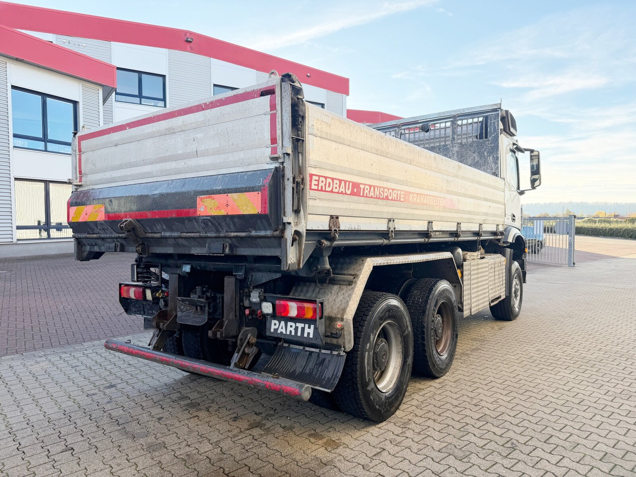 Tipper Mercedes-Benz Arocs 3351 AK 6x6 Arocs 3351 AK 6x6, Retarder, Grounder, Motorabtrieb, pneum. Heckklappenöffnung: picture 10 Tipper Mercedes-Benz Arocs 3351 AK 6x6 Arocs 3351 AK 6x6, Retarder, Grounder, Motorabtrieb, pneum. Heckklappenöffnung: picture 10