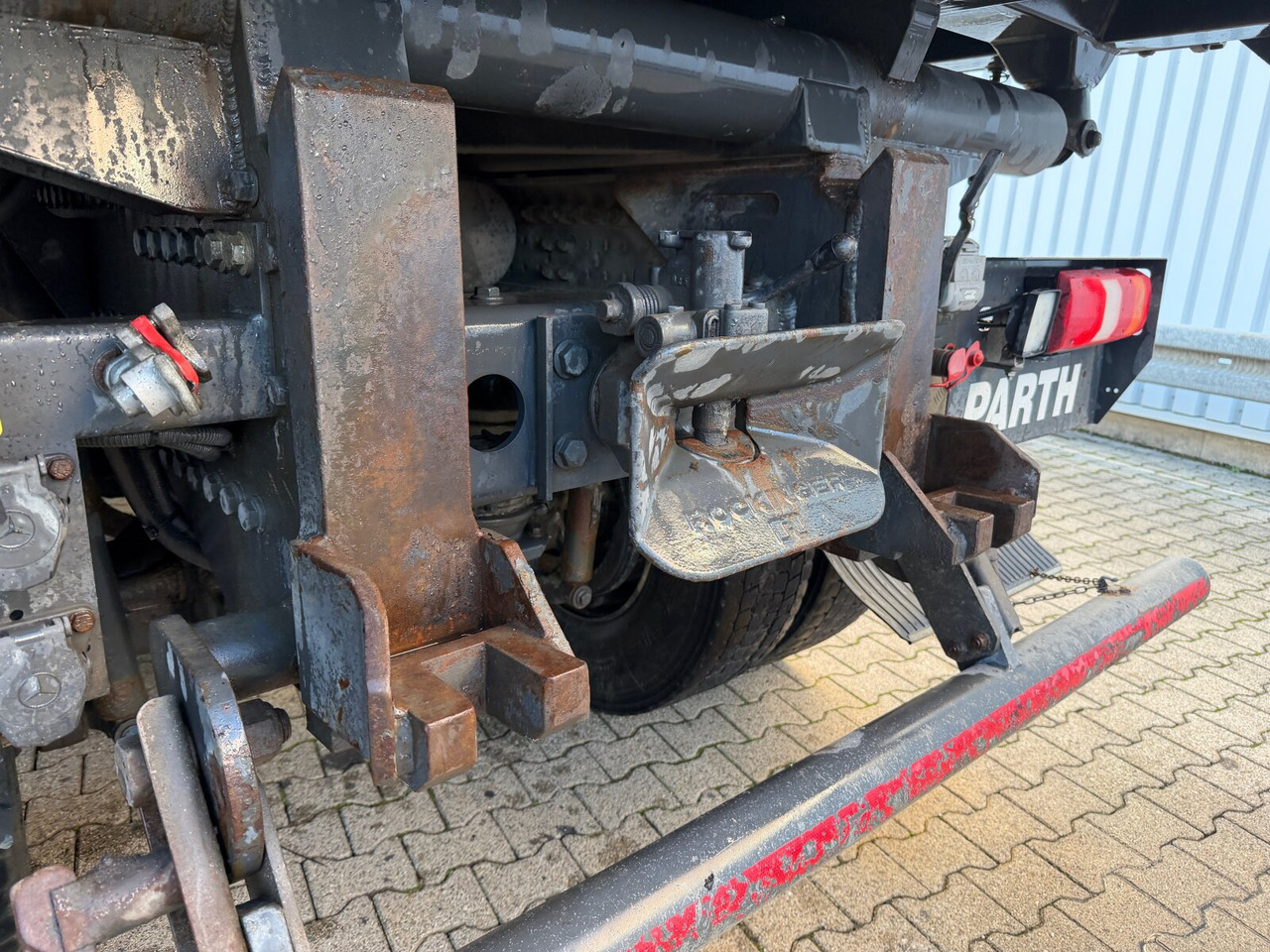 Tipper Mercedes-Benz Arocs 3351 AK 6x6 Arocs 3351 AK 6x6, Retarder, Grounder, Motorabtrieb, pneum. Heckklappenöffnung: picture 12 Tipper Mercedes-Benz Arocs 3351 AK 6x6 Arocs 3351 AK 6x6, Retarder, Grounder, Motorabtrieb, pneum. Heckklappenöffnung: picture 12