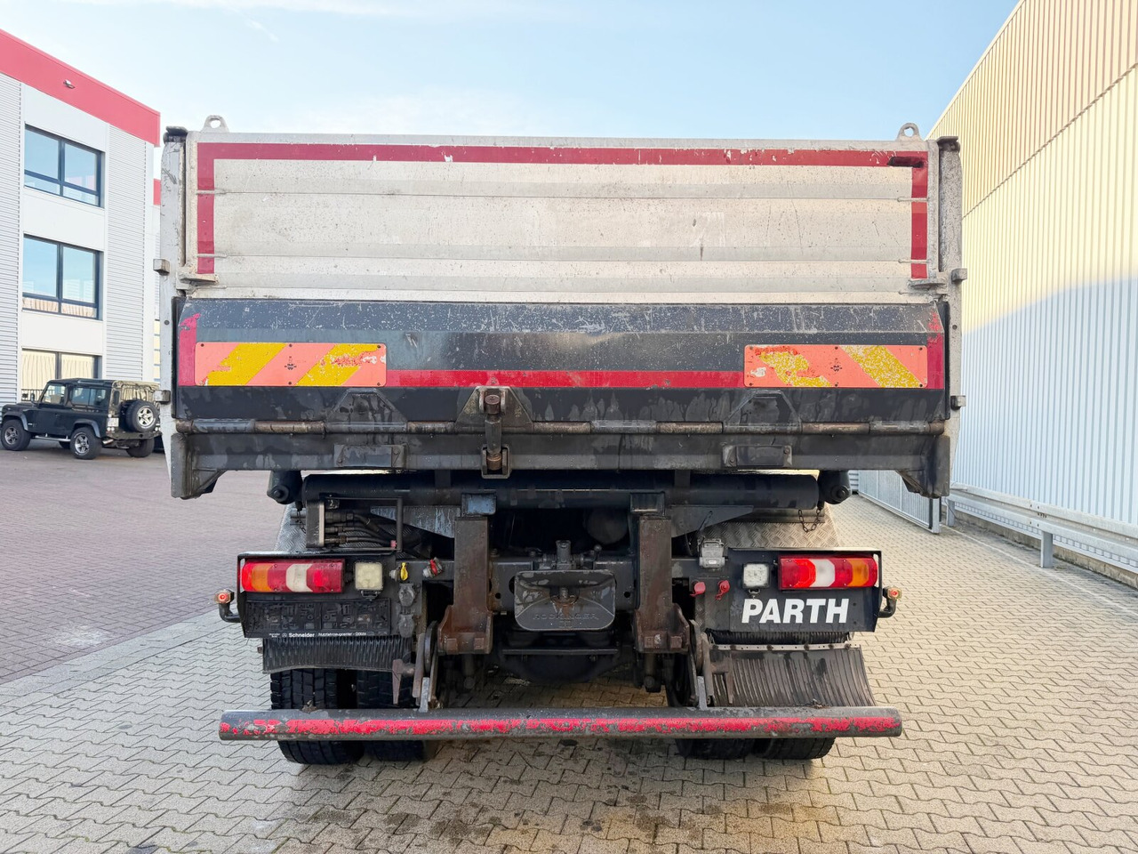 Tipper Mercedes-Benz Arocs 3351 AK 6x6 Arocs 3351 AK 6x6, Retarder, Grounder, Motorabtrieb, pneum. Heckklappenöffnung: picture 11 Tipper Mercedes-Benz Arocs 3351 AK 6x6 Arocs 3351 AK 6x6, Retarder, Grounder, Motorabtrieb, pneum. Heckklappenöffnung: picture 11