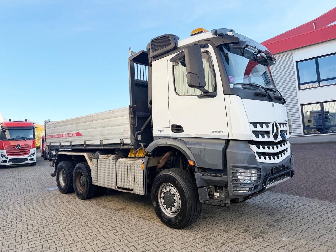 Tipper Mercedes-Benz Arocs 3351 AK 6x6 Arocs 3351 AK 6x6, Retarder, Grounder, Motorabtrieb, pneum. Heckklappenöffnung: picture 9 Tipper Mercedes-Benz Arocs 3351 AK 6x6 Arocs 3351 AK 6x6, Retarder, Grounder, Motorabtrieb, pneum. Heckklappenöffnung: picture 9