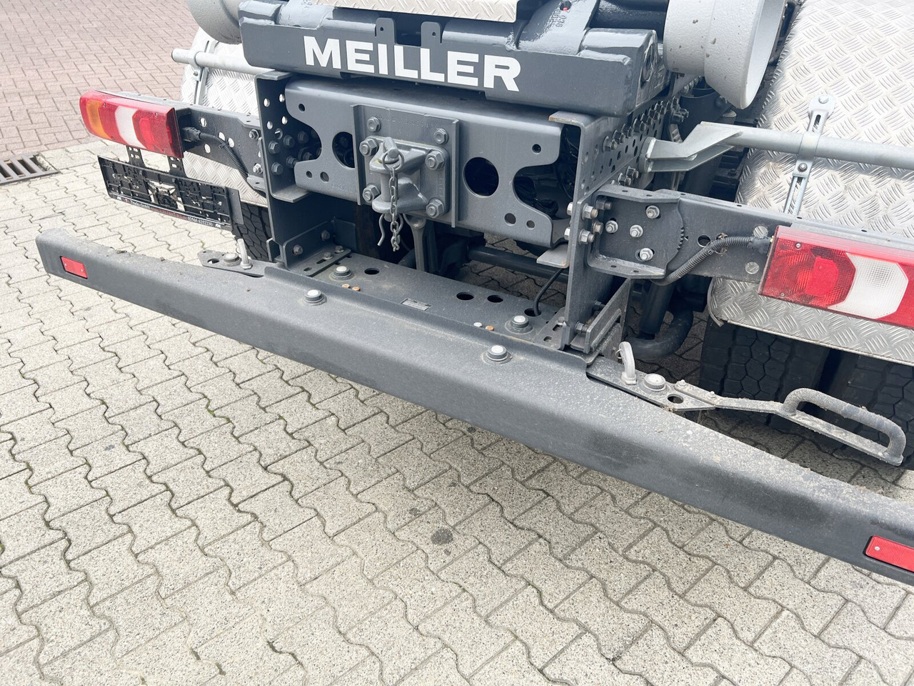 Mercedes-Benz Arocs 4142/48 8x4/4 Arocs 4142/48 8x4/4, Grounder, Meiller RS26 62-K, Funk - Hook lift truck: picture 3 Mercedes-Benz Arocs 4142/48 8x4/4 Arocs 4142/48 8x4/4, Grounder, Meiller RS26 62-K, Funk - Hook lift truck: picture 3