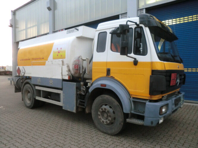 Mercedes-Benz SK 1824 L 4x2 SK 1824 L 4x2, Esterer Tankaufbau ca. 13.100l, 2 Kammern - Tanker truck: picture 1 Mercedes-Benz SK 1824 L 4x2 SK 1824 L 4x2, Esterer Tankaufbau ca. 13.100l, 2 Kammern - Tanker truck: picture 1