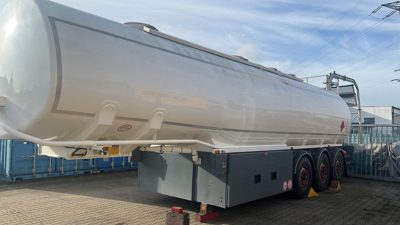 TAL 44.0/11-27 TAL 44.0/11-27, 43.950l, 4 Kammern, Untenbefüllung, Pumpe - Tanker semi-trailer: picture 4 TAL 44.0/11-27 TAL 44.0/11-27, 43.950l, 4 Kammern, Untenbefüllung, Pumpe - Tanker semi-trailer: picture 4