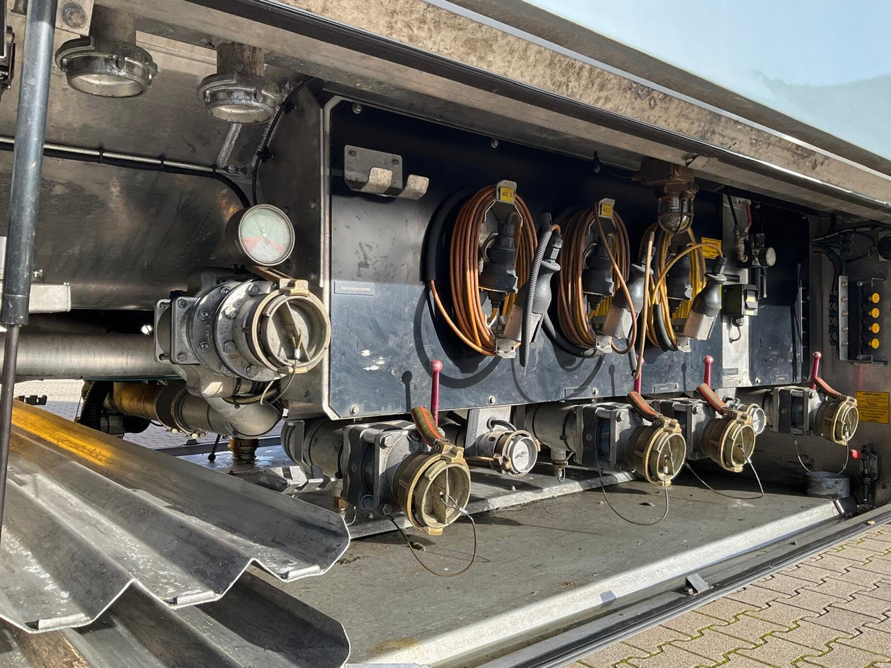 TAL 44.0/11-27 TAL 44.0/11-27, 43.950l, 4 Kammern, Untenbefüllung, Pumpe - Tanker semi-trailer: picture 2 TAL 44.0/11-27 TAL 44.0/11-27, 43.950l, 4 Kammern, Untenbefüllung, Pumpe - Tanker semi-trailer: picture 2