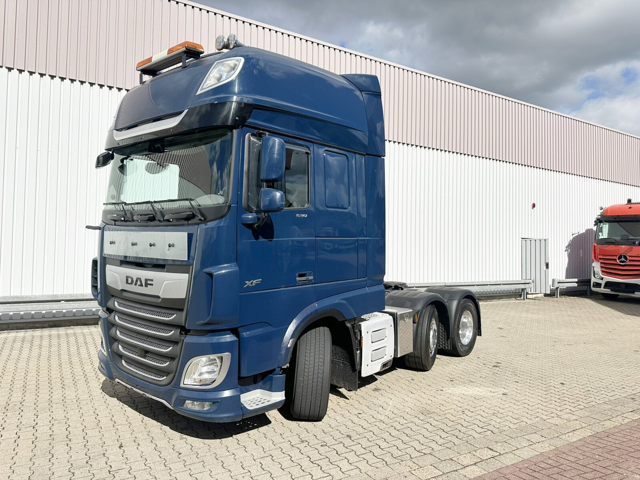 DAF XF 530 FT 6x2 XF 530 FT 6x2, Intarder, Navi, Spacecab, Vorlauflenk/lift, zGG 68t - Tractor truck: picture 1 DAF XF 530 FT 6x2 XF 530 FT 6x2, Intarder, Navi, Spacecab, Vorlauflenk/lift, zGG 68t - Tractor truck: picture 1