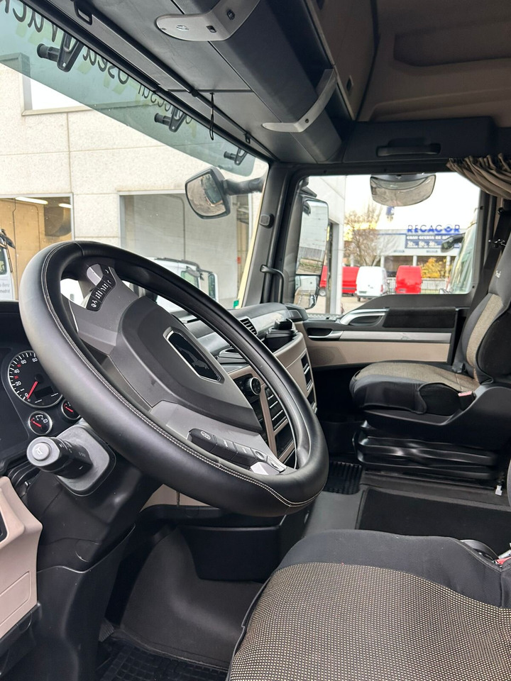 MAN TGX 33.580 6x4 BB TGX 33.580 6x4 BB, Retarder, zZGG 150.000kg - Tractor truck: picture 2 MAN TGX 33.580 6x4 BB TGX 33.580 6x4 BB, Retarder, zZGG 150.000kg - Tractor truck: picture 2