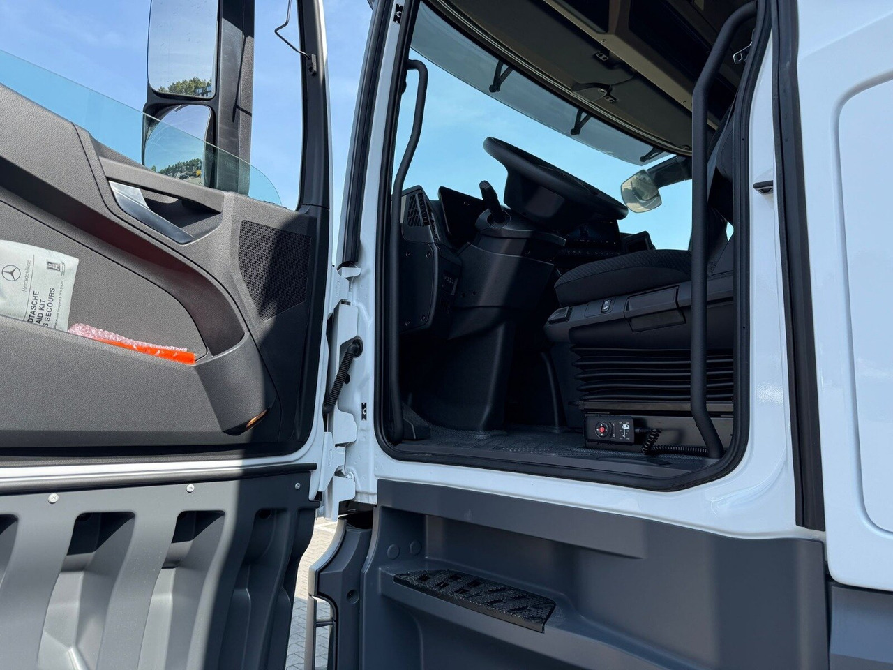 Mercedes-Benz Actros 1845 LSnRL 4x2 Actros 1845 LSnRL 4x2, Retarder, Volumer, MultimediaCockpit, Navi - Tractor truck: picture 4 Mercedes-Benz Actros 1845 LSnRL 4x2 Actros 1845 LSnRL 4x2, Retarder, Volumer, MultimediaCockpit, Navi - Tractor truck: picture 4