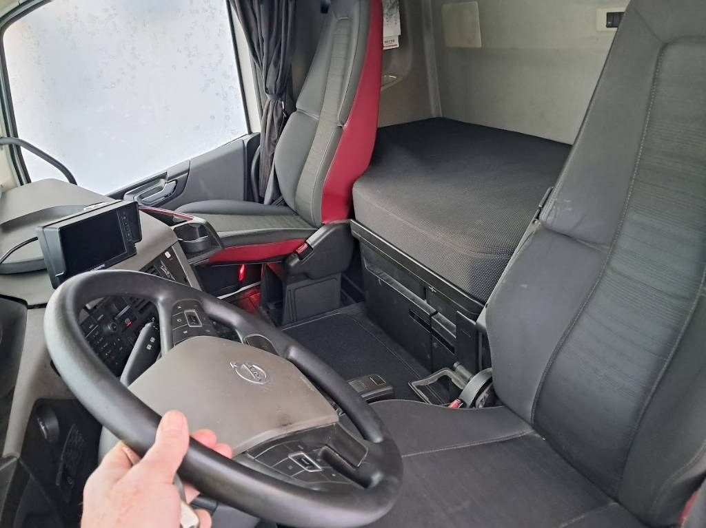 Container transporter/ Swap body truck Volvo FH 13 500: picture 9