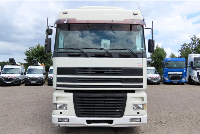 DAF XF 95.430 Manual diesel injection! Manual gearbox! - Curtain side truck: picture 4 DAF XF 95.430 Manual diesel injection! Manual gearbox! - Curtain side truck: picture 4
