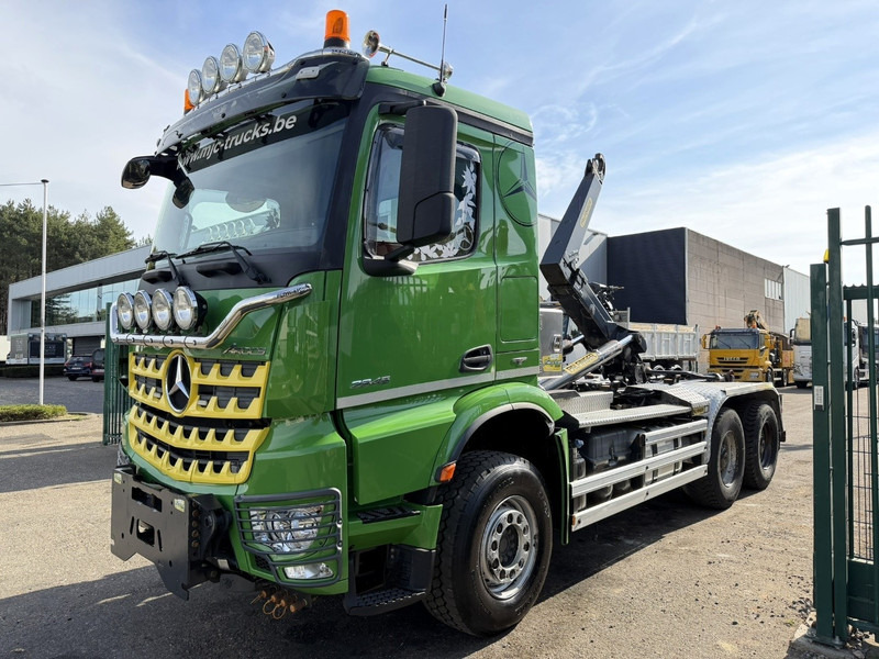 Mercedes-Benz AROCS 2845 6x4 HOOKLIFT - RETARDER - *277.000km* - EURO 6 - STEEL SPRING / BIG AXLES HUB REDUCTION - BE TRUCK - ENGINE PROBLEM - Hook lift truck: picture 3 Mercedes-Benz AROCS 2845 6x4 HOOKLIFT - RETARDER - *277.000km* - EURO 6 - STEEL SPRING / BIG AXLES HUB REDUCTION - BE TRUCK - ENGINE PROBLEM - Hook lift truck: picture 3