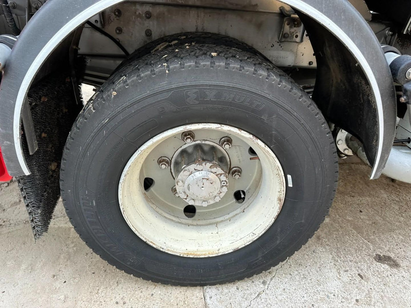 Renault MIDLUM 150 FUEL TANKER / CITERNE MAZOUT - 6500L - 3 COMPARTIMENTS - *ENGINE PROBLEM* - Tanker truck: picture 5 Renault MIDLUM 150 FUEL TANKER / CITERNE MAZOUT - 6500L - 3 COMPARTIMENTS - *ENGINE PROBLEM* - Tanker truck: picture 5