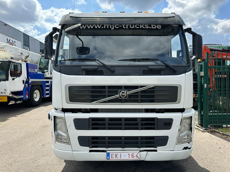Volvo FM 450 6x2 19.000L - 5 COMP. FUEL TANKER / CITERNE - LIFT + STEERING AXLE - EURO 5 - - Tanker truck: picture 2 Volvo FM 450 6x2 19.000L - 5 COMP. FUEL TANKER / CITERNE - LIFT + STEERING AXLE - EURO 5 - - Tanker truck: picture 2