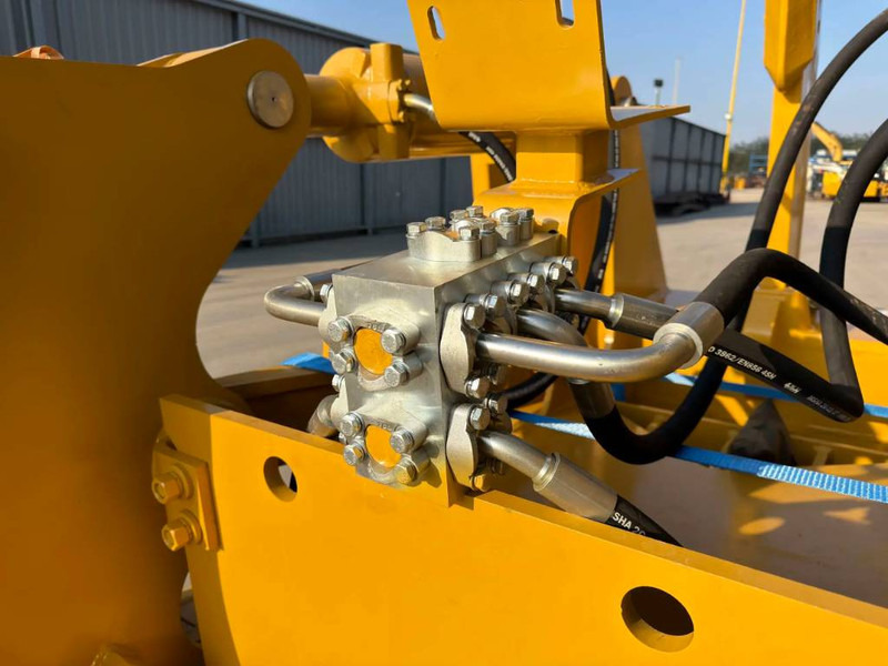 Cat D8 Multi Shank Ripper - Attachment for Construction machinery: picture 3 Cat D8 Multi Shank Ripper - Attachment for Construction machinery: picture 3