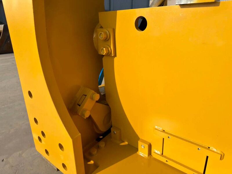 Cat D8T Multi Shank Ripper - Attachment for Construction machinery: picture 5 Cat D8T Multi Shank Ripper - Attachment for Construction machinery: picture 5