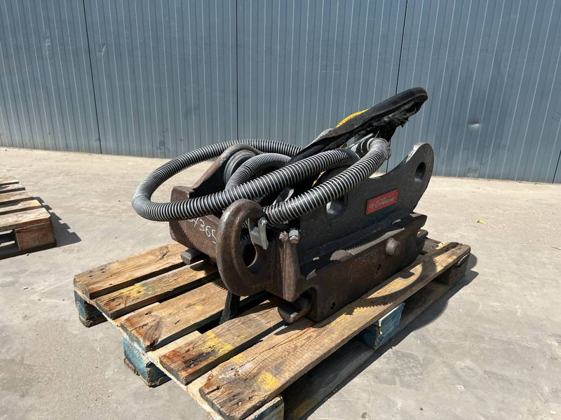 OilQuick OQ70/55 - EC210 / EC220 - Quick coupler for Construction machinery: picture 1 OilQuick OQ70/55 - EC210 / EC220 - Quick coupler for Construction machinery: picture 1