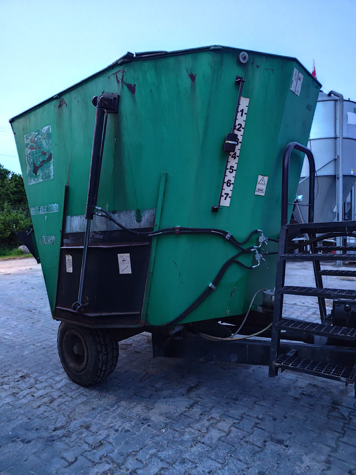 Auto-Agro T-011 - Forage mixer wagon: picture 3 Auto-Agro T-011 - Forage mixer wagon: picture 3