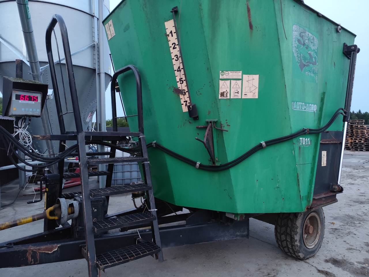 Auto-Agro T-011 - Forage mixer wagon: picture 1 Auto-Agro T-011 - Forage mixer wagon: picture 1