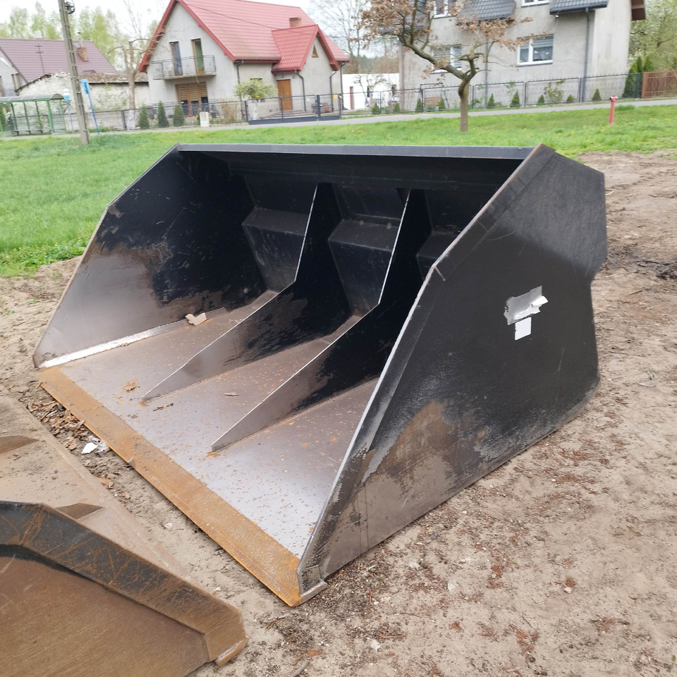 Manitou  - Loader bucket: picture 2 Manitou  - Loader bucket: picture 2