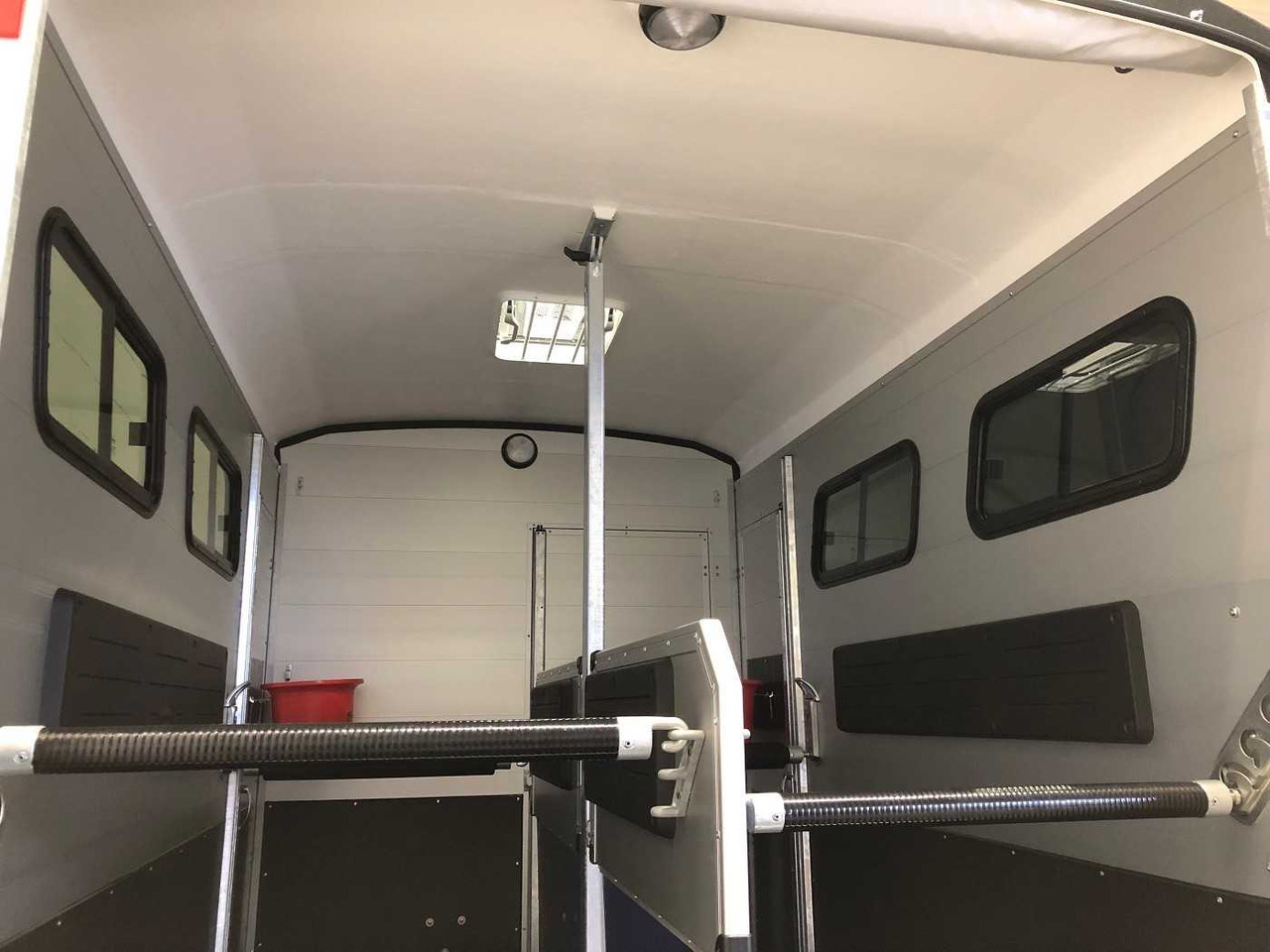 New Horse trailer BOECKMANN Portax L SR Zw-Tür Video Pferdeanhänger: picture 13