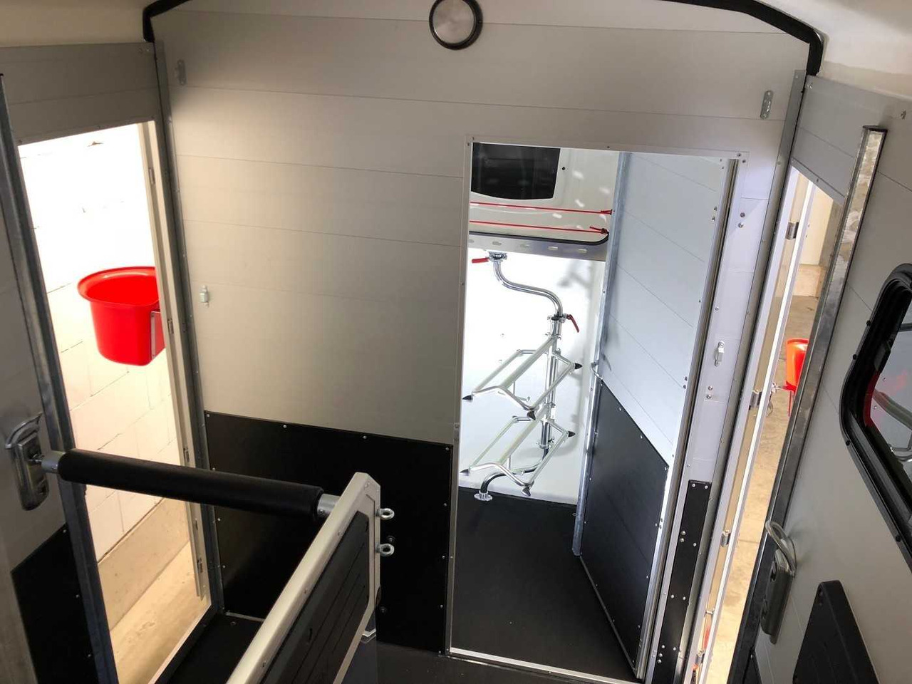 New Horse trailer BOECKMANN Portax L SR Zw-Tür Video Pferdeanhänger: picture 12