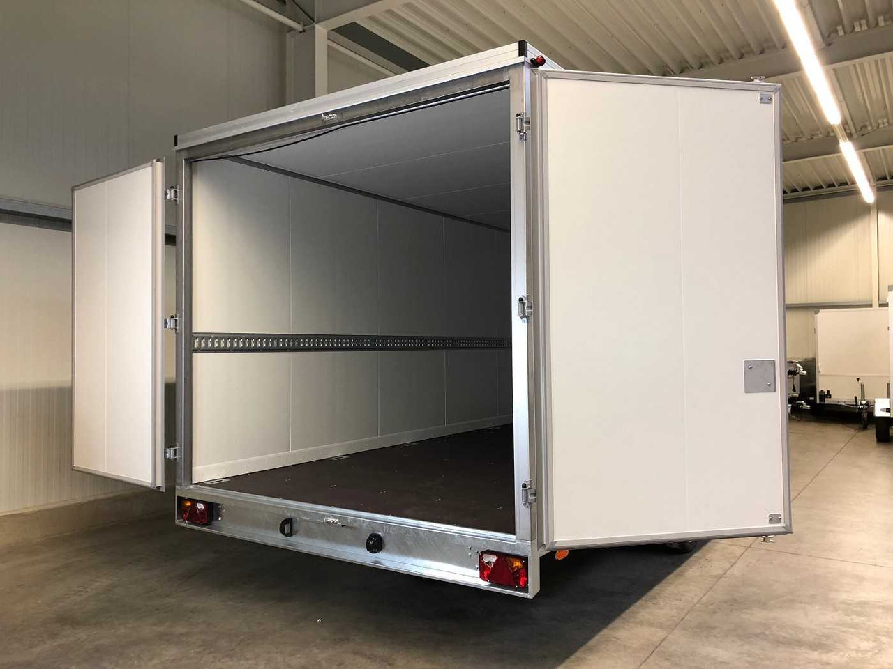 VEZEKO HK F 35.6 Kofferanhänger - Closed box trailer: picture 5 VEZEKO HK F 35.6 Kofferanhänger - Closed box trailer: picture 5