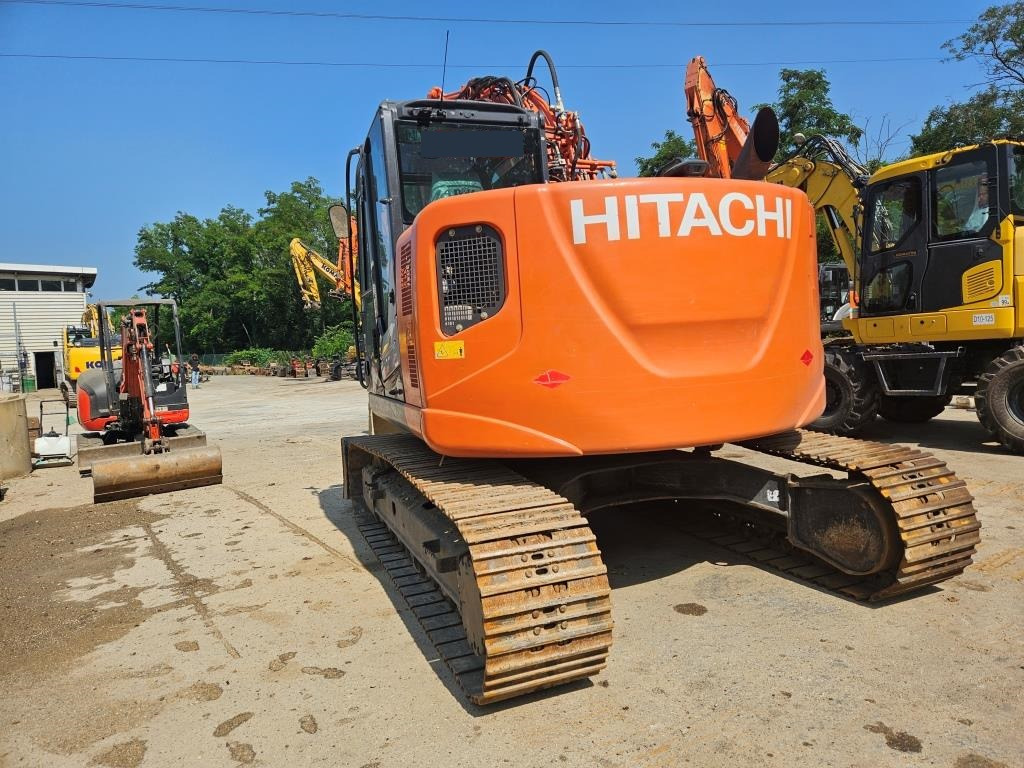 Crawler excavator HITACHI ZX 135 US: picture 8