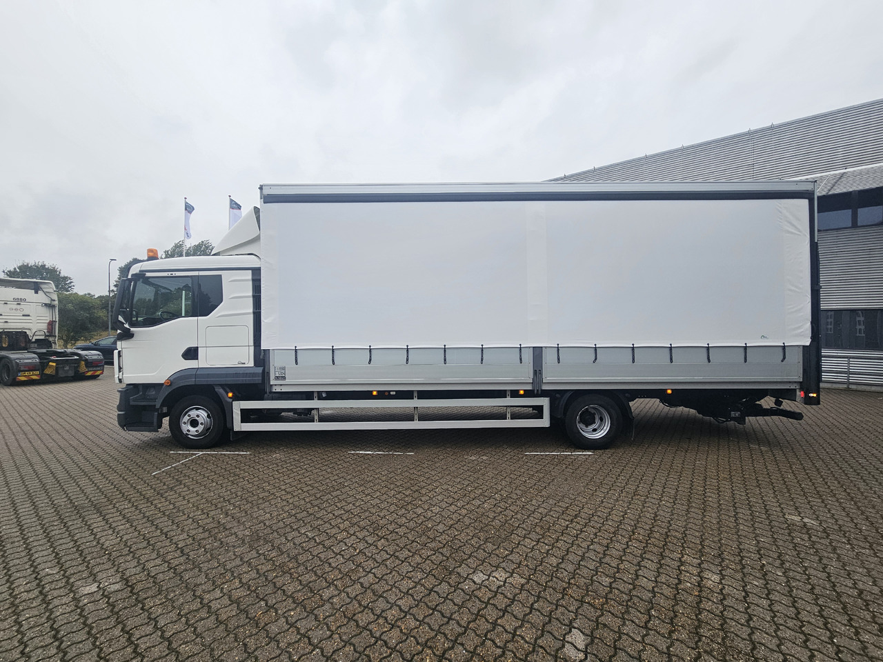 MAN TGL 12.250 - Curtain side truck: picture 3 MAN TGL 12.250 - Curtain side truck: picture 3